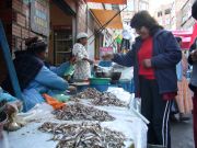 Kalakadulla La Pazissa mauria ostamassa